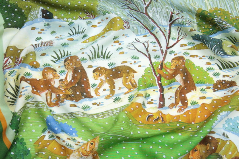 Carré en laine et soie 120 imprimée Les Macaques de l'Artiste Alain Thomas col 1 vert