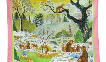 Carré de soie 67, twill de soie imprimé Macaques du Japon de l’Artiste Alain Thomas – Rose