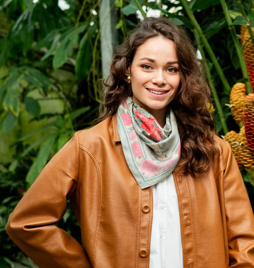 Carré de soie 67, twill de soie imprimé Les Roses du Parc - Vert