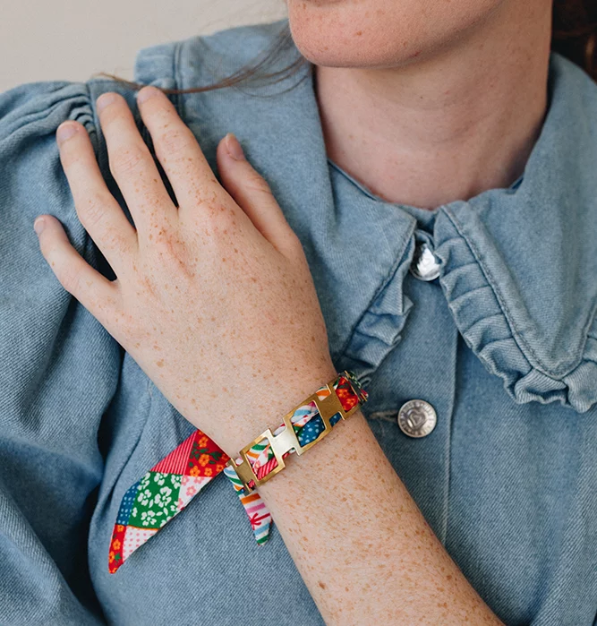 Bracelet plaqué or et lien en twill de soie imprimé patchwork et rayures - Rouge rose bleu